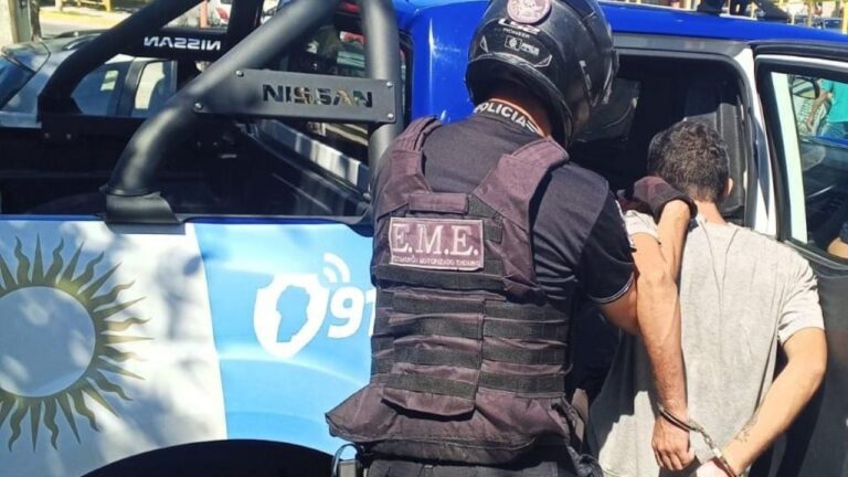 Atraparon a un joven que provocaba disturbios y enfrentó a los policías