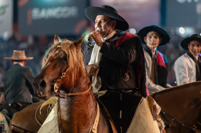 Chaqueño Palavecino deslumbró en la inauguración del festival con entrada triunfal a caballo