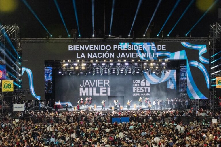 Javier Milei llegó al anfiteatro durante el show del Chaqueño, en una noche de récord de ventas
