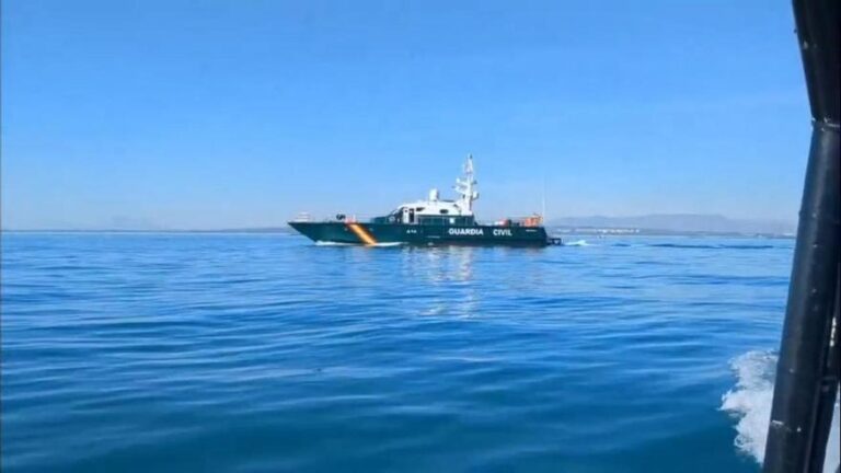 Buscan por mar y aire al tripulante de un velero a la deriva que salió de Gandía