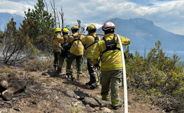 La brigada de los 63 bomberos de Córdoba continúa luchando contra el fuego en Chubut