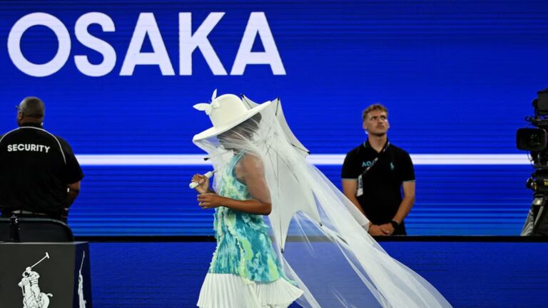 Naomi Osaka sorprendió en el Australia Open 2026 con un extravagante atuendo: las imágenes