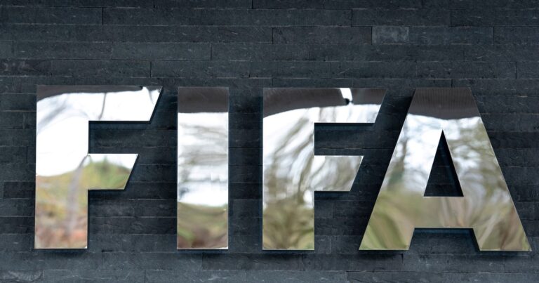 Diez segundos para sacar un lateral o hacer un cambio: las nuevas reglas del fútbol para reducir las pérdidas de tiempo en los partidos
