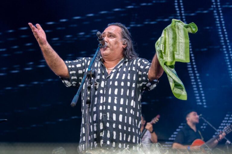 Sergio Galleguillo llevó La Chaya al escenario y encendió al público en el aniversario del festival
