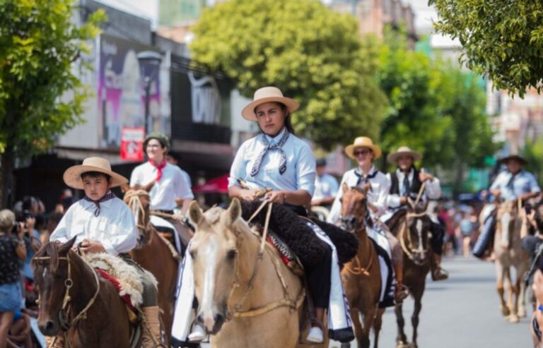 Este sábado arranca el Festival de Cosquín con un desfile de 400 jinetes