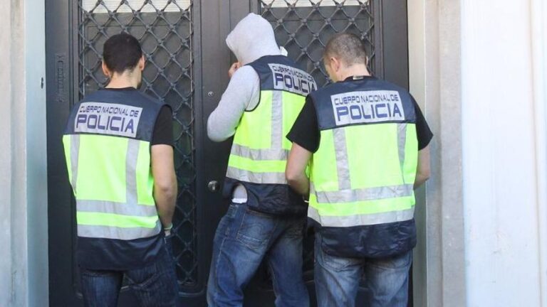 El juez mantiene imputado al policía investigado en la trama del exjefe de la UDEF por revelar información de vehículos camuflados