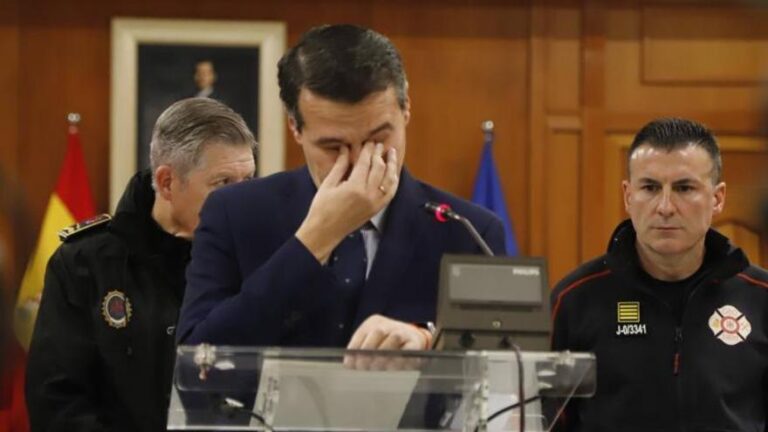 El alcalde de Córdoba se emociona al recordar a las familias