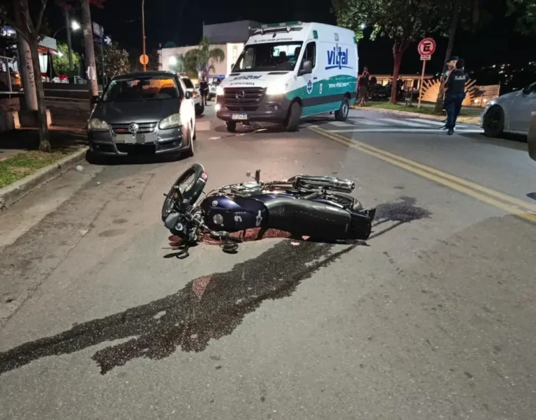 Carlos Paz: Dos motociclistas heridos tras el choque de su moto con un auto