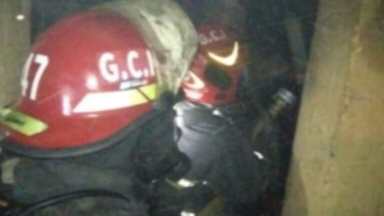 Dos adolescentes y un hombre intoxicados tras un incendio en Córdoba