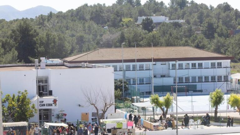 Podemos quiere prohibir que se juegue al fútbol en colegios de Ibiza