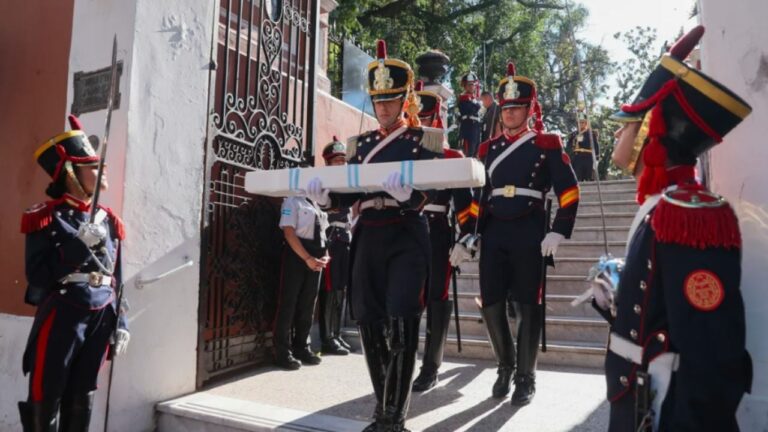 Comenzó el traslado del sable corvo de San Martín al Regimiento de Granaderos
