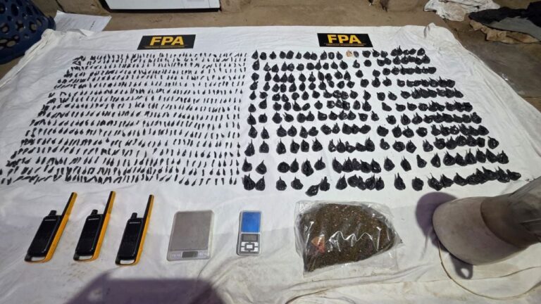 Golpe al narcomenudeo en Córdoba: secuestran drogas, dinero y armas tumberas