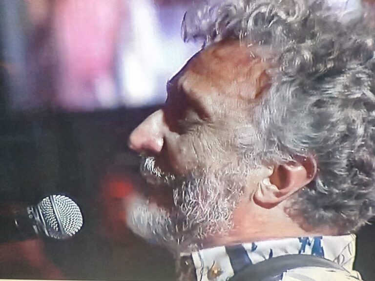 Brillante sobre el mic: Fito Páez cautivó al público en el anfiteatro de Villa María