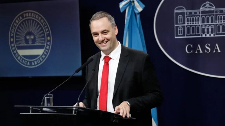 Solo queda achicar: Manuel Adorni confirmó que le cambiarán el nombre a la TV Pública