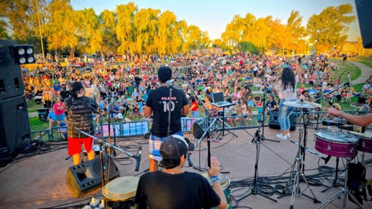 Tres escenarios y música en vivo: éxito de los ciclos de verano en Río Cuarto