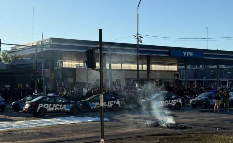 Tensión en Santa Fe: enfrentamientos entre policías por mejoras salariales