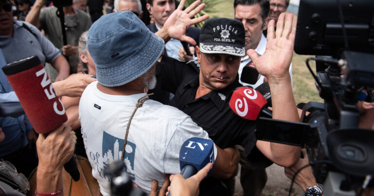 Protesta de policías en Santa Fe: reincorporan a los agentes echados y Pullaro pidió que vuelvan a patrullar, pero se mantiene la medida y sacaron al jefe provincial a empujones