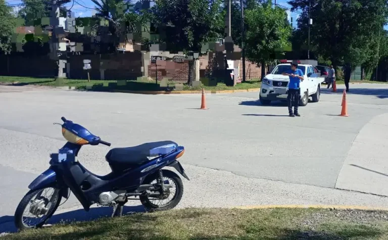 Una motociclista sufrió heridas graves al ser embestida por una camioneta