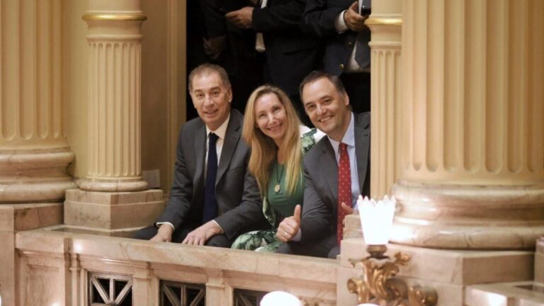 Media sanción a la reforma laboral: el oficialismo celebra y la oposición redobla las críticas