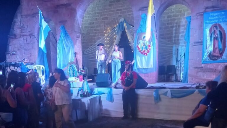 Bomberos escoltaron el tradicional descenso de la Virgen en Cerro Colorado