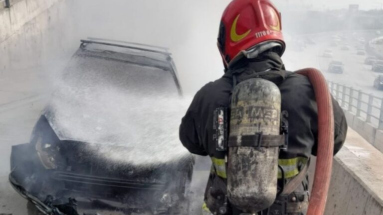 Un auto se incendió en Circunvalación y quedó destruido