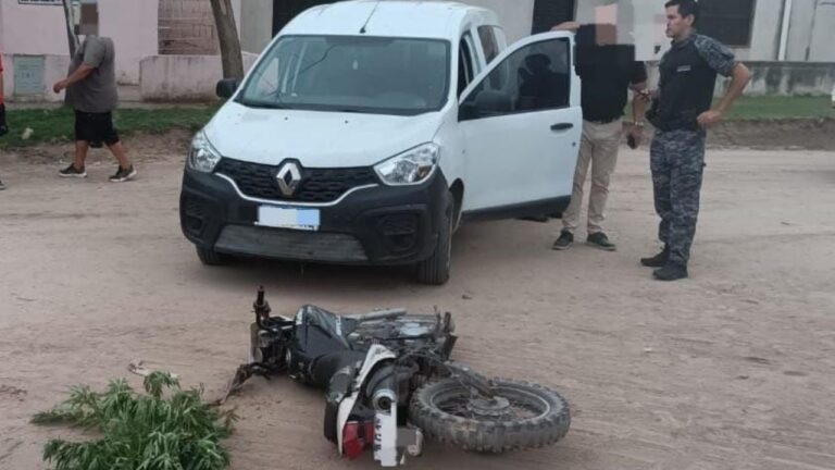 Chocó en moto y llevaba plantas de marihuana