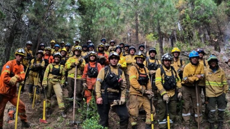 Más de 150 bomberos cordobeses combatieron el fuego en Chubut