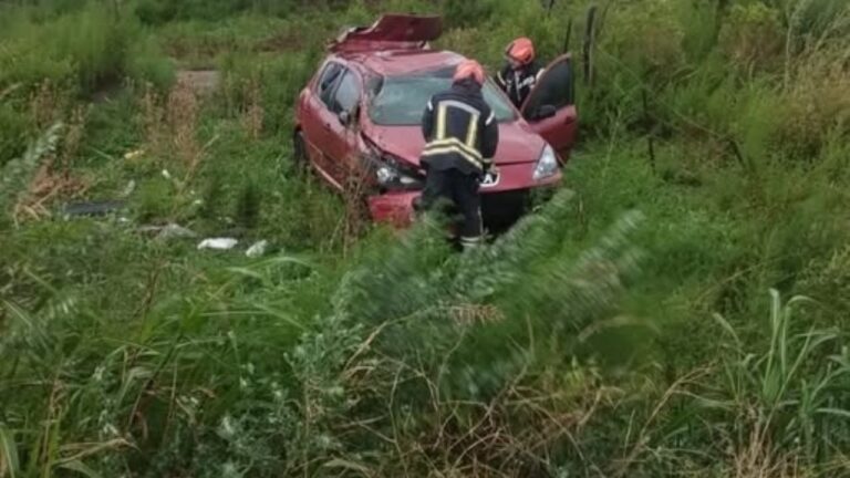 Vuelco en Ruta 13: salió de la ruta y terminó a 30 metros de la banquina