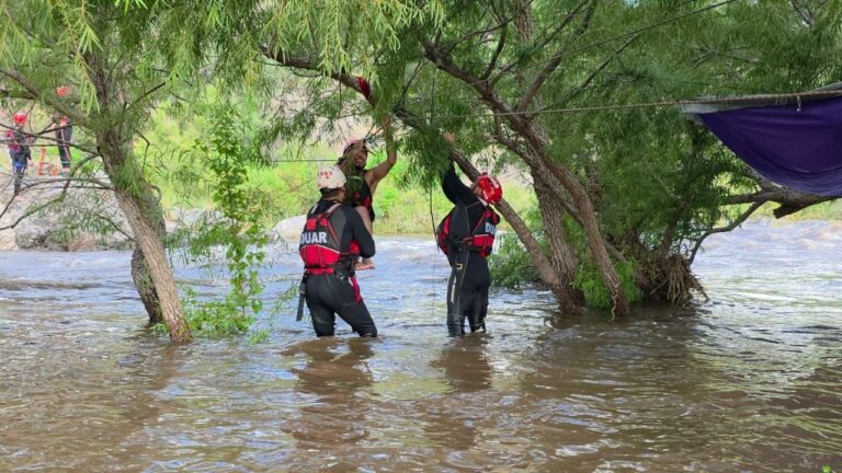 Sorpresiva crecida de río serrano dejó a niños y adultos atrapados
