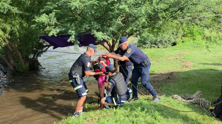 Villa de Soto: rescataron a ocho personas que quedaron aisladas por la crecida del río