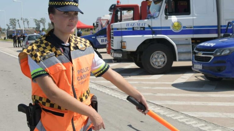 Camión de carga generó peligro al cruzarse de carril repetidas veces