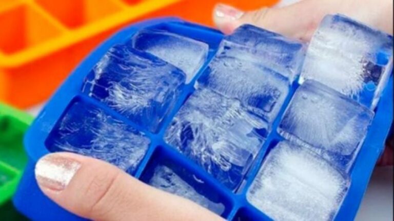 Por estas razones debes poner un hielo en el lavarropas