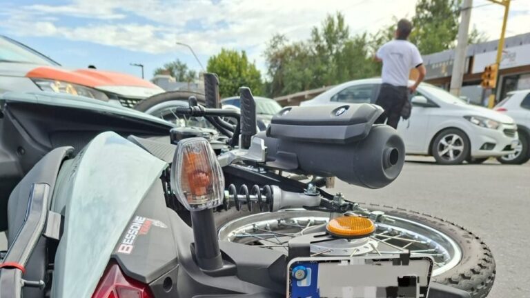 Playas de Oro: Una moto y un auto chocaron y una joven fue trasladada al Sayago