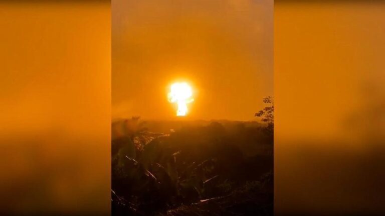 El momento exacto en el que entra en erupción un volcán de lodo en Colombia