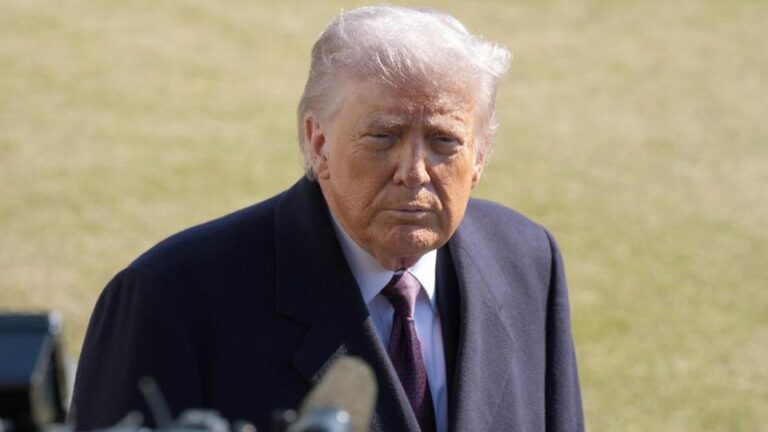 Trump pide a la población iraní que esté lista para tomar el Gobierno