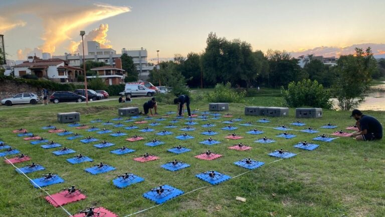 Esta noche, 140 drones dibujan el cielo de Carlos Paz