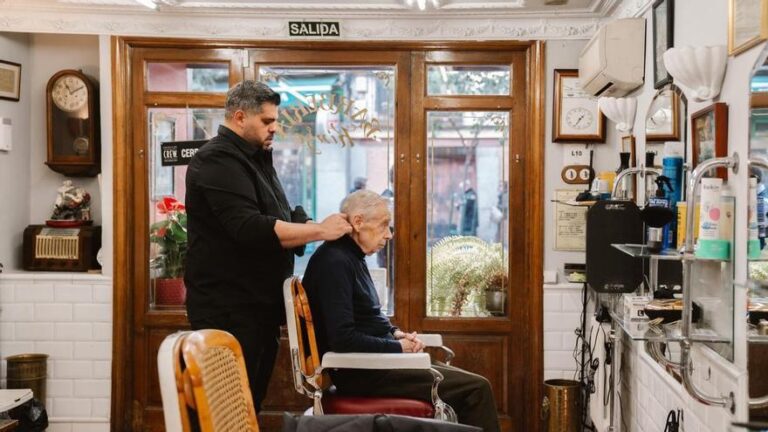 Carlos, el barbero que cambió la medicina por las tijeras y ha reabierto la barbería más antigua de Europa: «Muchos clientes tienen 80 años y vienen desde eran niños»