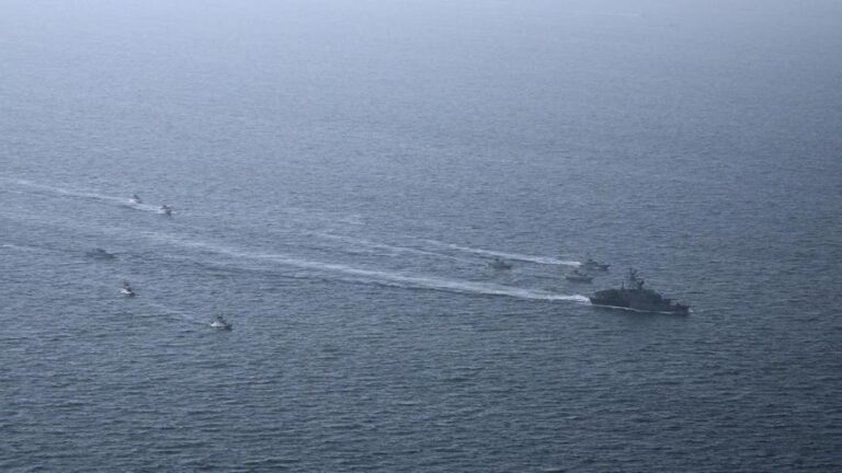 Irán da por cerrado el estrecho de Ormuz y amenaza con atacar cualquier barco que lo cruce