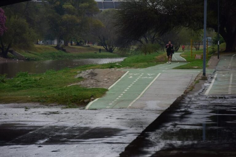Tránsito en Córdoba: cortes totales en los tramos bajos de Costanera por la crecida del Suquía