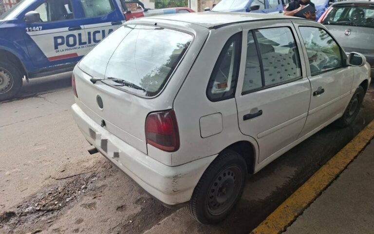 Detienen a tres personas y logran recuperar un auto robado en barrio Pueyrredón