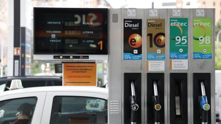Las gasolineras solicitan al Gobierno reducir temporalmente los impuestos a los combustibles
