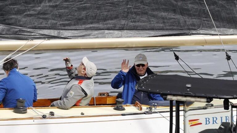 El rey Juan Carlos suspende su visita a Sanxenxo por la situación en Abu Dabi: «Se encuentra bien»