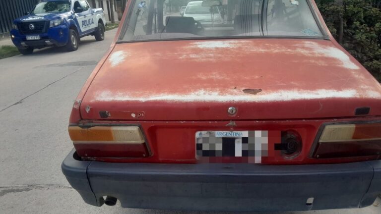Punilla: Frenaron un Renault 12 en un control y apareció un pedido judicial