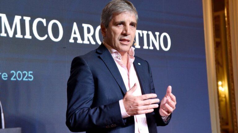 Luis Caputo defendió el rumbo del Gobierno tras críticas de la UIA y pidió sacar «los dólares del colchón»