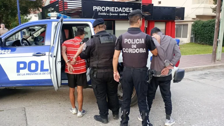 Le intentaron robar el celular a un vecino y los detuvo la Policía
