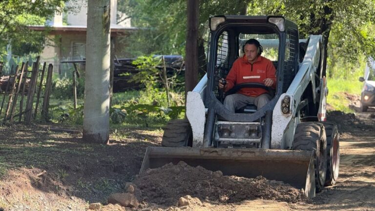 Bacheo, poda y arreglos en distintos barrios de Carlos Paz