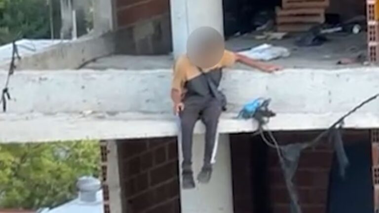 Alerta en Córdoba: Filman a un niño jugando al borde del abismo en un edificio ocupado del Boulevard San Juan