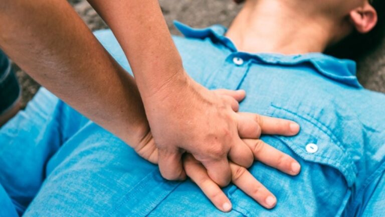 Una maniobra de RCP salvó la vida de un hombre en un club de Alta Córdoba