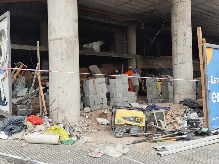 Comenzó la construcción del muro alrededor del edificio abandonado en Bv. San Juan