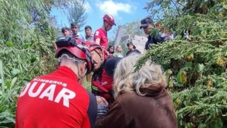 Rescatan a una mujer de 70 años atrapada en un canal en Córdoba